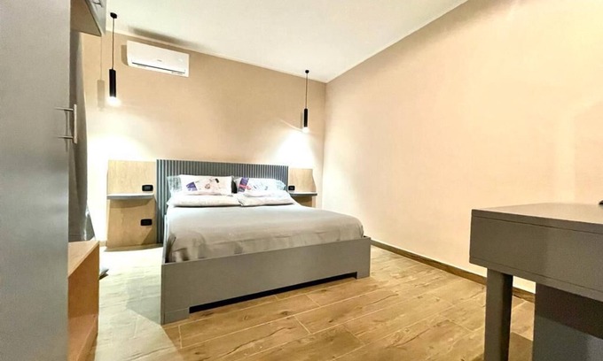 Corso dei Mille - Sant'Erasmo House | Large, bright and quiet room (1)