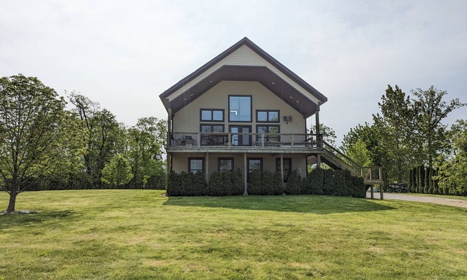 Kingsville Cottage | Large Cottage Overlooking Sunsets & North Bay of Pelee Island