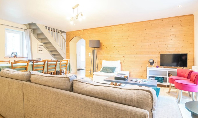 La Chapelle sur Vire Cottage | Large cottage with heated pool near the D-Day beaches
