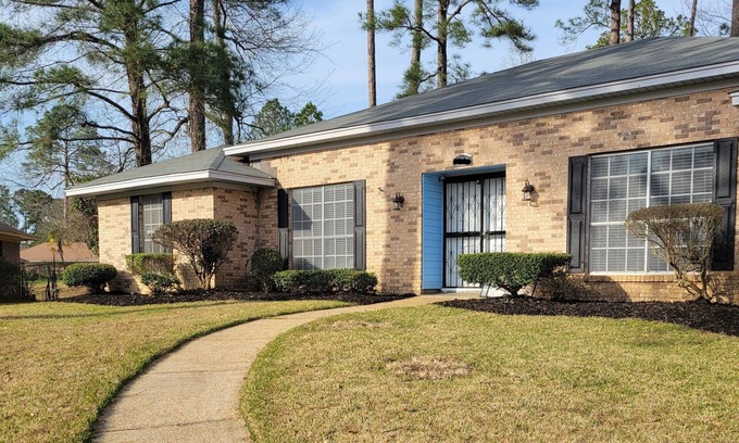 Tougaloo House | Large Cozy 4 bedroom home sleeps 8 w/heated pool