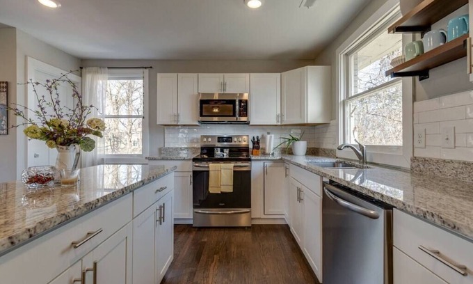 Porter Heights House | Large East Nash Home w/6 Beds 10 Mins to Broadway