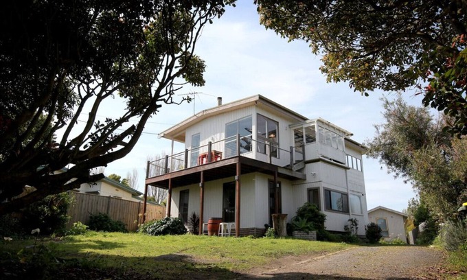 Jam Jerrup House | Large Family Beach House - Long stays discounted
