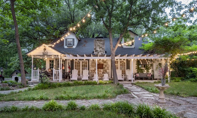 Glen Rose House | Large Family Home. Dinosaur Tracks just Upstream!