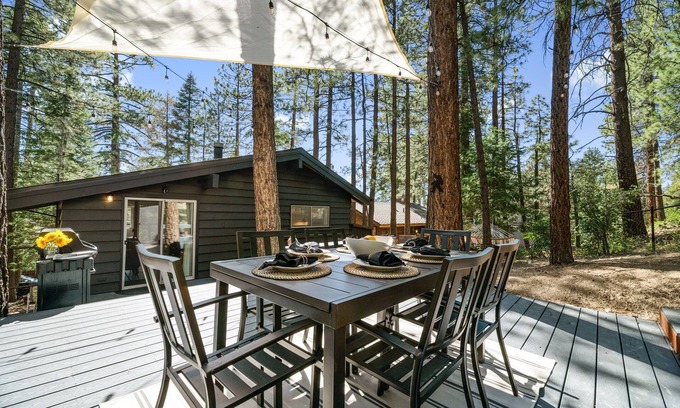 Moonridge Cabin | Large Fenced Yard AC Fire Pit EV Walk to Zoo ~ Antler Inn