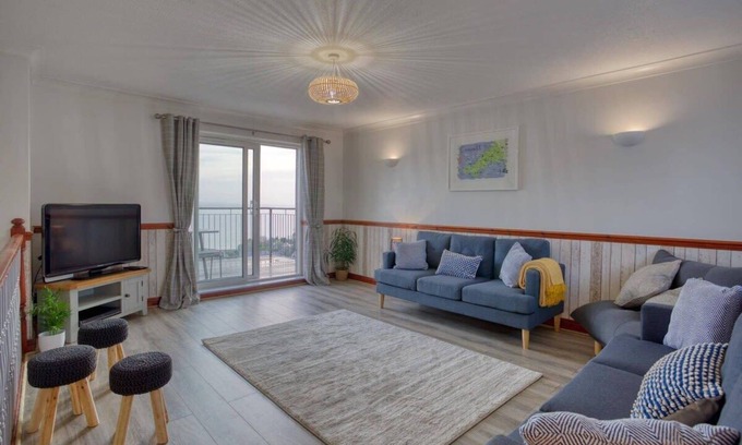 Newlyn House | Large House with Panoramic Sea Views & Parking