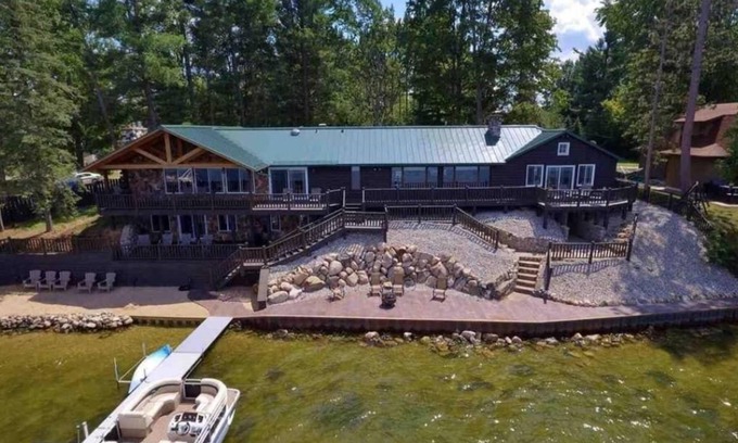 Lake Cottage | Large lakefront house with indoor pool & hot tub!