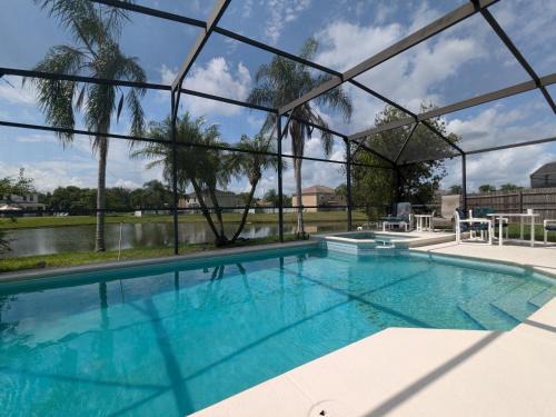 Crescent Lakes Villa | Large lakeside 5 bed villa with private pool