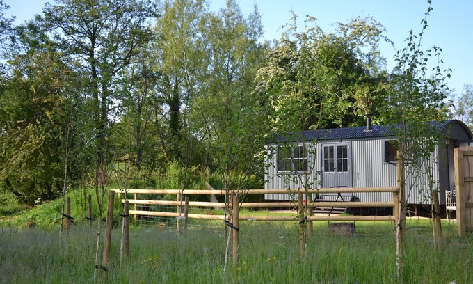 Belluton Cabin | Large Luxury Shepherds Hut with Hot Tub near Bath