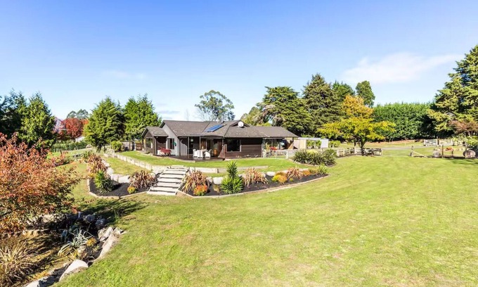 Acacia Bay House | Large modern house in tranquil Taupō