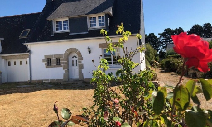 Treffiagat House | Large Noé-Breton house with large garden and fireplace