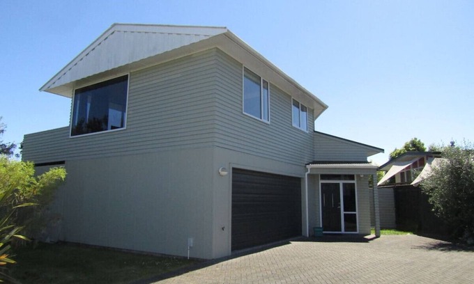 Richmond Heights House | Large Family home, close to the Lake & has Wi-Fi