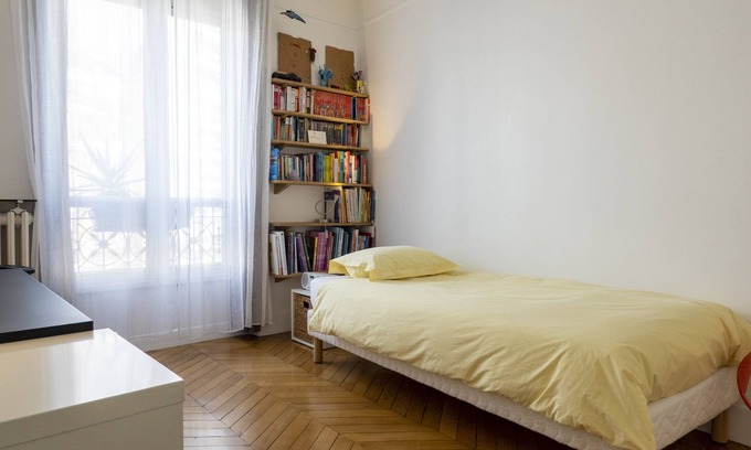 12th Arrondissement Bed & Breakfast | Large, Quiet and Comfortable Room in Paris 12th, 60m from Daumesnil Metro