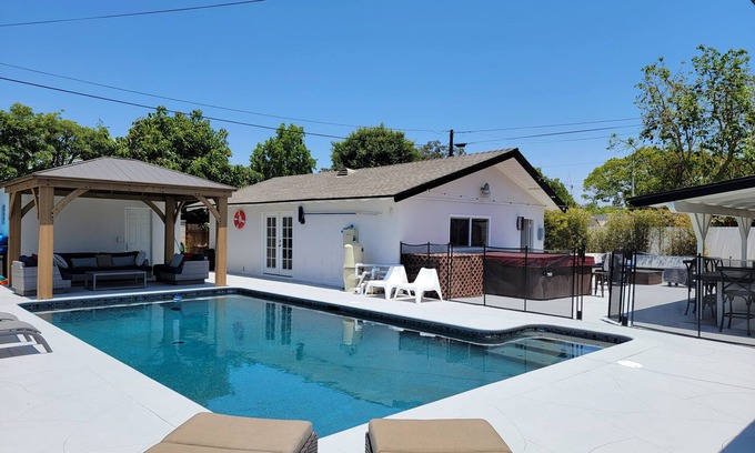 Southwest Anaheim House | Large Resort House - Peloton, BBQ island, Firepit, Pool, Spa!