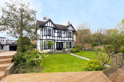 Wraysbury House | Large River Side Property offering 8 bedrooms