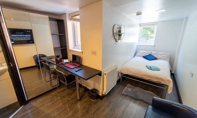 Selly Oak Apartment | Large studio 10 minute train journey to the city!
