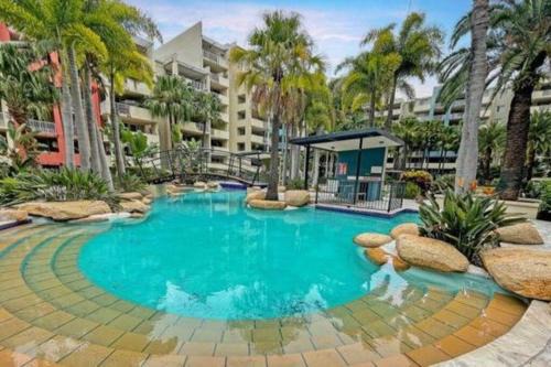 Fortitude Valley Apartment | Large studio balcony, spa & pool