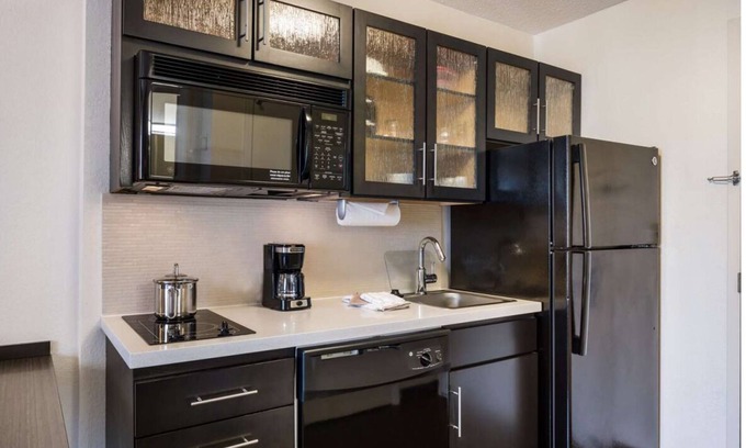 Santa Clara Hotel | Large Suite with Full Kitchen! A quick drive from San Jose Mineta Int'l Airport!