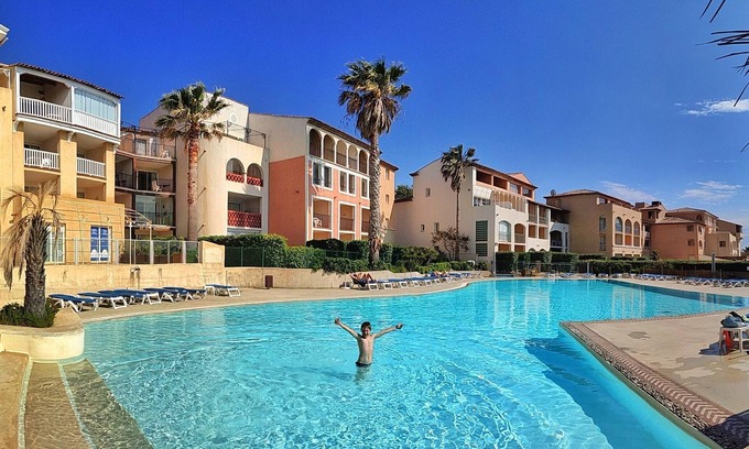 Six-Fours-les-Plages Apartment | Large terrace, 50m beach with sea view + private pool + closed parking