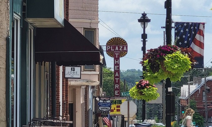 Glasgow Apartment | Large two floor 4-bedroom 2.5 bath apartment w AC, WiFi in downtown Glasgow KY