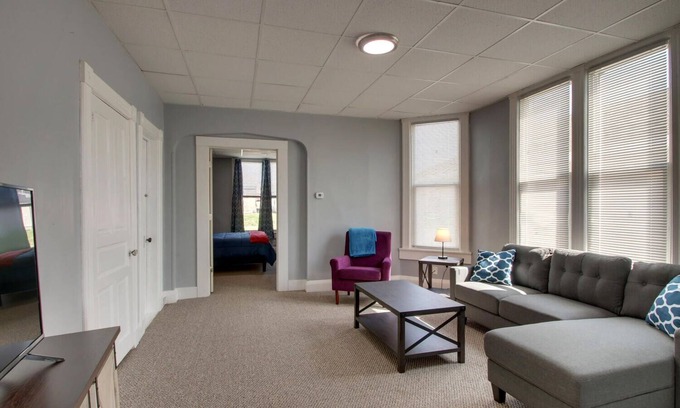 Quincy Apartment | Large Updated Ground Level 1-bedroom East Facing w/Wi-Fi