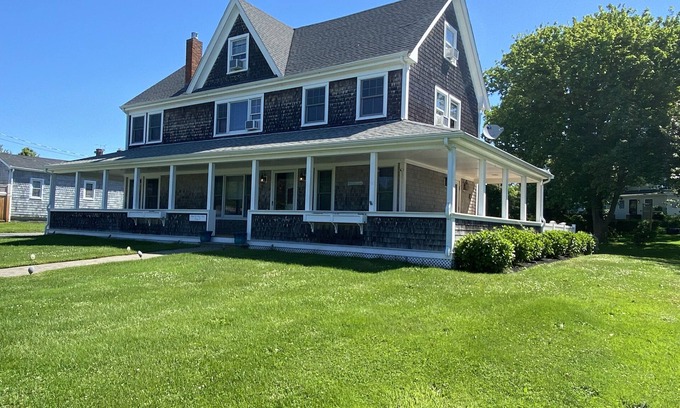 Newport House | Large Updated Home, Walk To Beach, 6BR, 4BA Sleeps 12