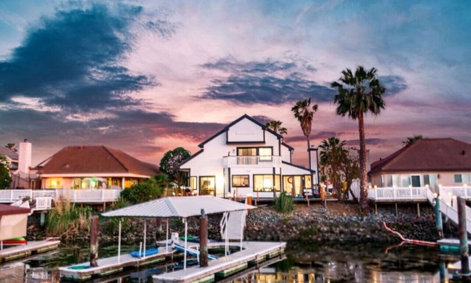 Discovery Bay House | * Large Updated Waterfront Delta Manor Boat Dock *