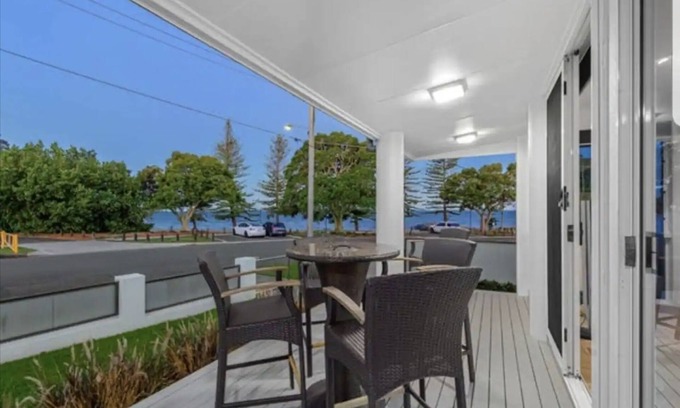 Scarborough Apartment | Large Waterfront retreat in Scarborough: 4 beds, 3 baths, 3 living areas
