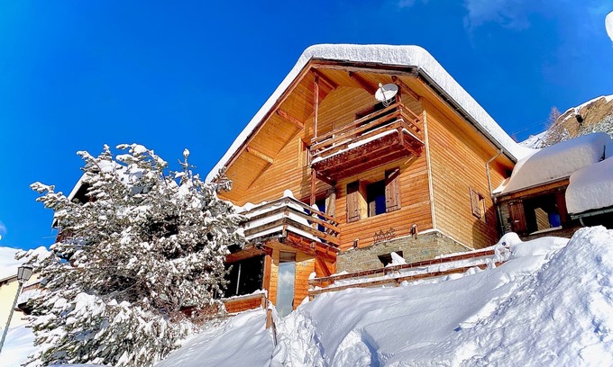 Molines-en-Queyras Ski Chalet | Large, welcoming chalet with Jacuzzi