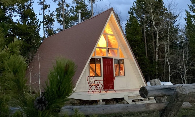 Last Chance Cabin | Last Chance Hideaway -Sleeps 4-6 people, Cozy Cabin 45 min from West Yellowstone