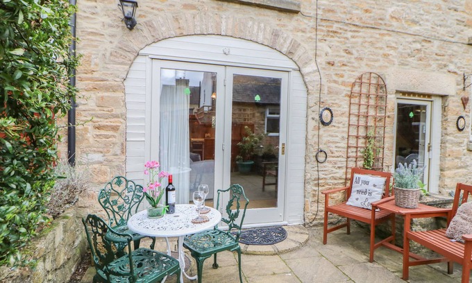 Richmond Cottage | LAVENDER COTTAGE, pet friendly, with a garden in Richmond