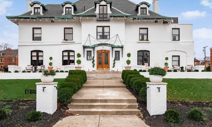 Near East Columbus Villa | Lavish Columbus Villa w/ Gym, Spa & Speakeasy!