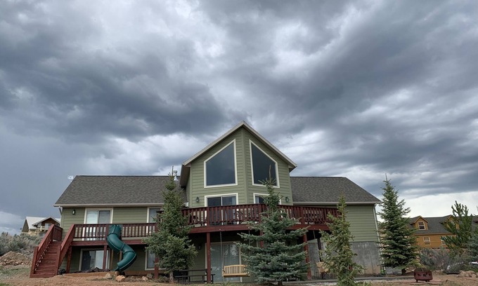 Sweetwater House | Lazy Bear Getaway - 6 Bedrooms, 3 Baths, Sleeps 30, Includes Ideal Beach Access