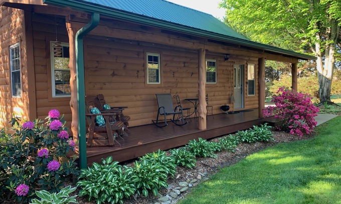 Hendersonville Cabin | Lazy Lake Cabins - Cozy comfort in the Blue Ridge Mountains
