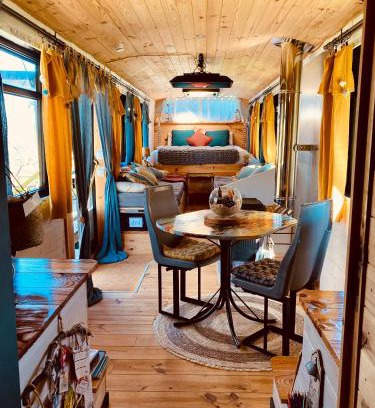 Vouzan Cabin | Le Busido, ancien bus de la ville d'Angoulême, aménagé en Chambre d'hôtes