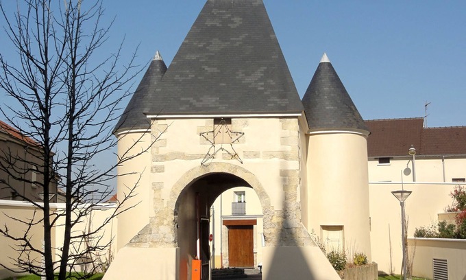Herblay House | Le Clos Mongis, Paris 25'. Calm. Garden. Parking. Close to all amenities.