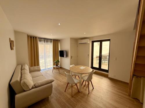 Pailhes House | Le Patio, 10 minutes from Béziers and 20 minutes from Pézenas