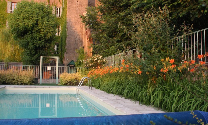 Cordes-sur-Ciel Cottage | Le Petit Pavillon de La Gaudane with garden and swimming pool in Cordes sur Ciel itself