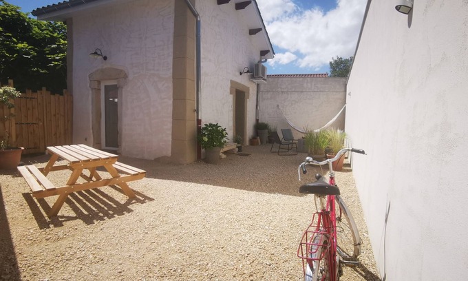 Colombier-Saugnieu House | Le Petit Saugnieu Furnished gîte for 2 people