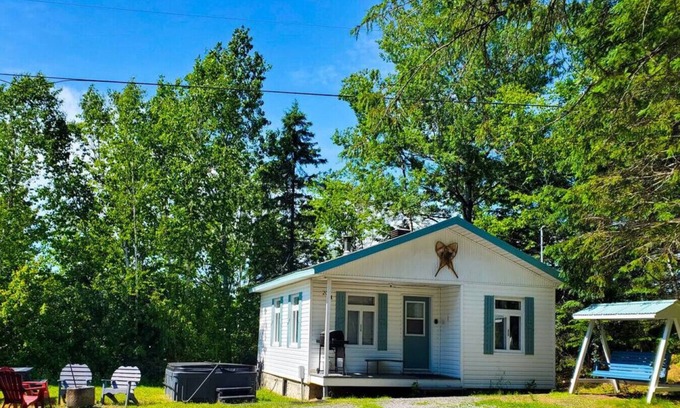 Saint-Tite-des-Caps Ski Chalet | Le refuge entre 2 Monts - spa, bqq & peace!