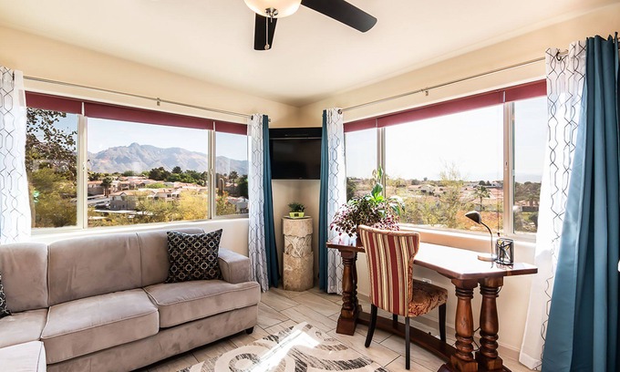 Tucson House | LE RENDEZ-VOUS CATALINA POOL APARTMENT