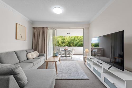 Bowen Hills Apartment | Leafy and Quiet 2BR - Close to Hospital with Parking