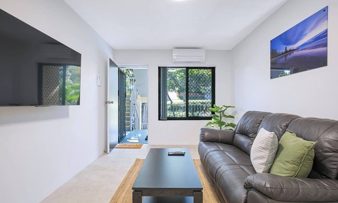 Red Hill Apartment | Leafy Corner Simple Stay near Brisbane River and CBD