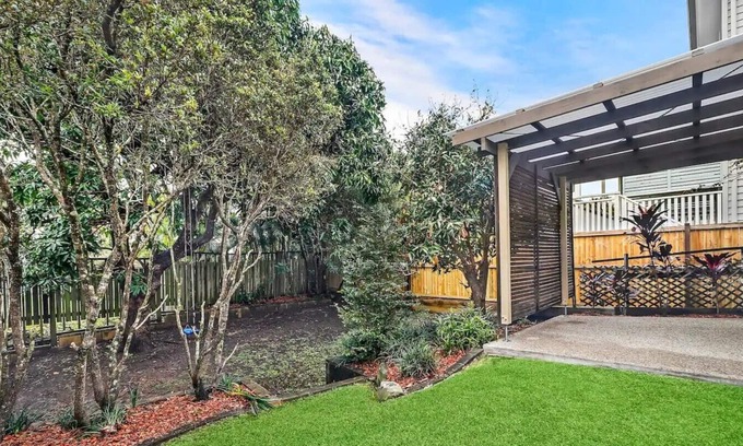 Graceville House | Leafy Graceville gem near shopping, parks, cafes. Ideal for a relaxed getaway!