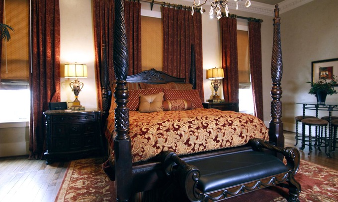 Fredericksburg Bed & Breakfast | Legacy Suite on Main St in central downtown, jacuzzi tub, ask about Wine Tours!
