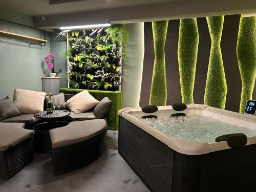 Old Town Apartment | LEO Apartment Suite & Private SPA Zone - Old City