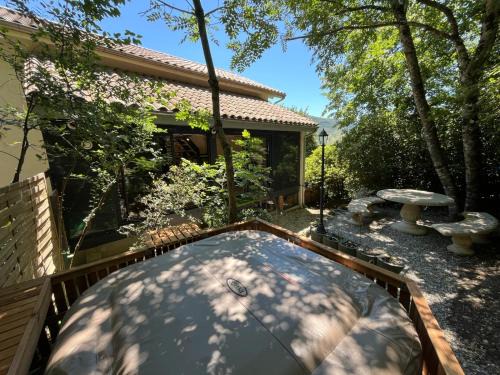 Privas House | Les lucioles studio avec Jacuzzi privatif