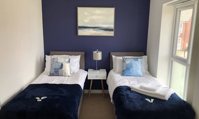 Wolverhampton House | Liberty House - Central Location - Double Parking area - Sleeps 7