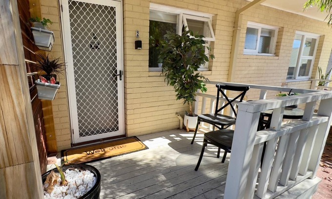 Mira Mar Apartment | Light & bright 2 bedroom, 1 bathroom self contained apartment has all you need