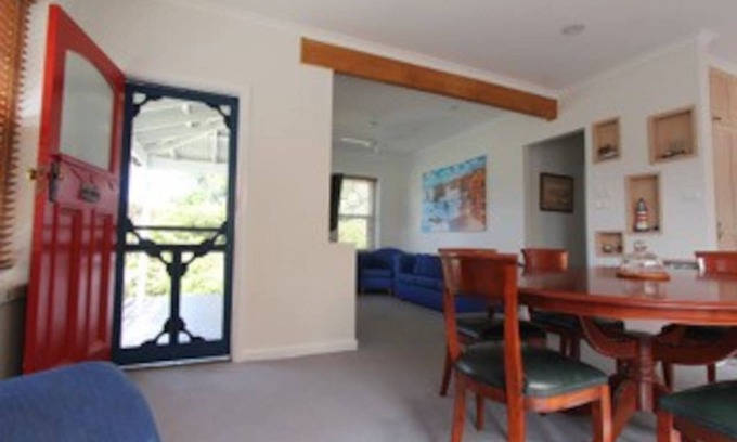 Apollo Bay House | Lighthouse Retreat - Pet Friendly Free Wifi
