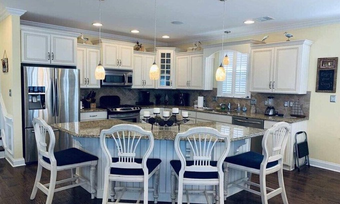 North End Condo | Like New Luxurious North End Cottage Beach Block